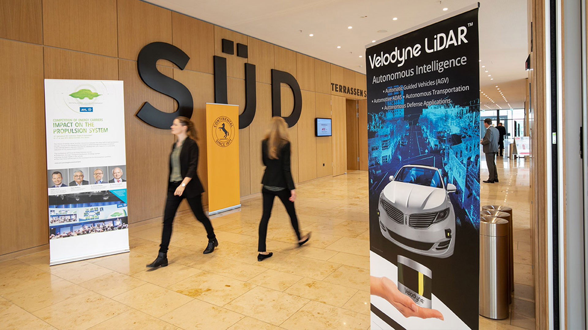 Werbe-Roll-Ups entlang der Laufwege innerhalb der Konferenzlocation