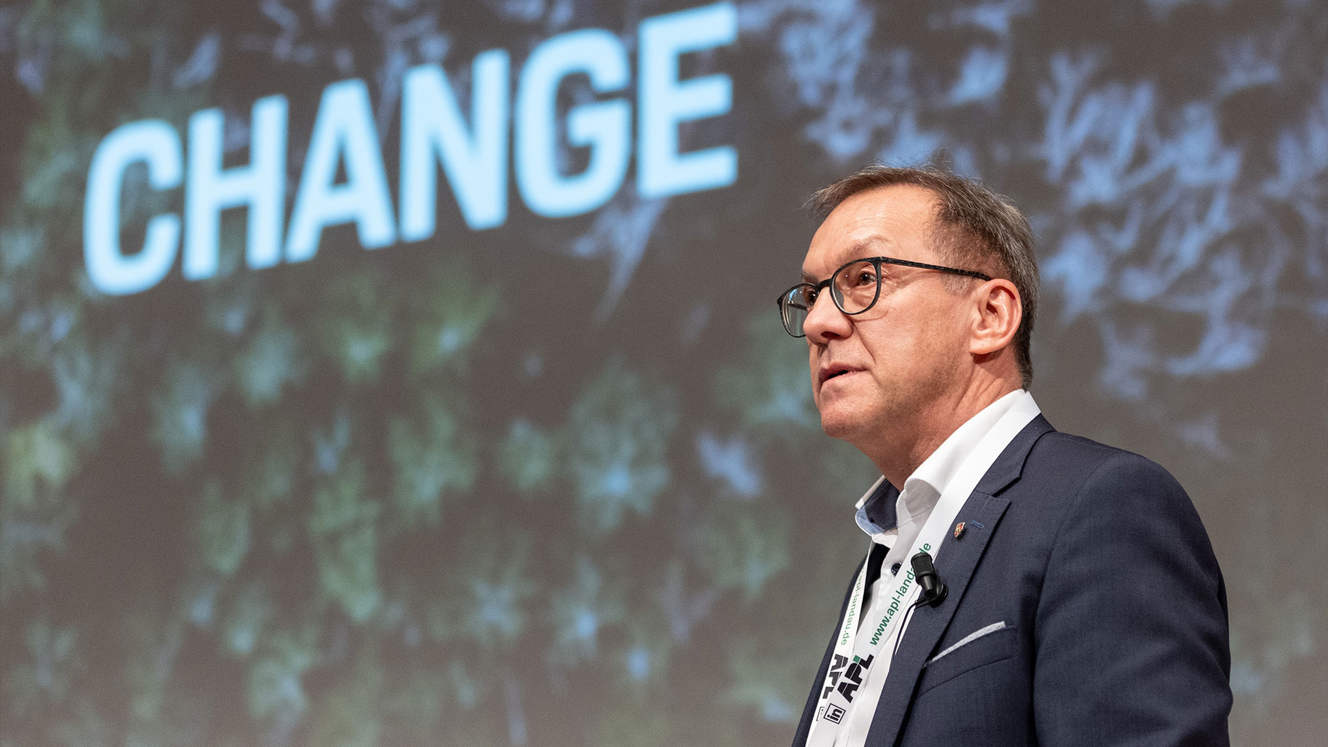 Referent auf der Bühne. 