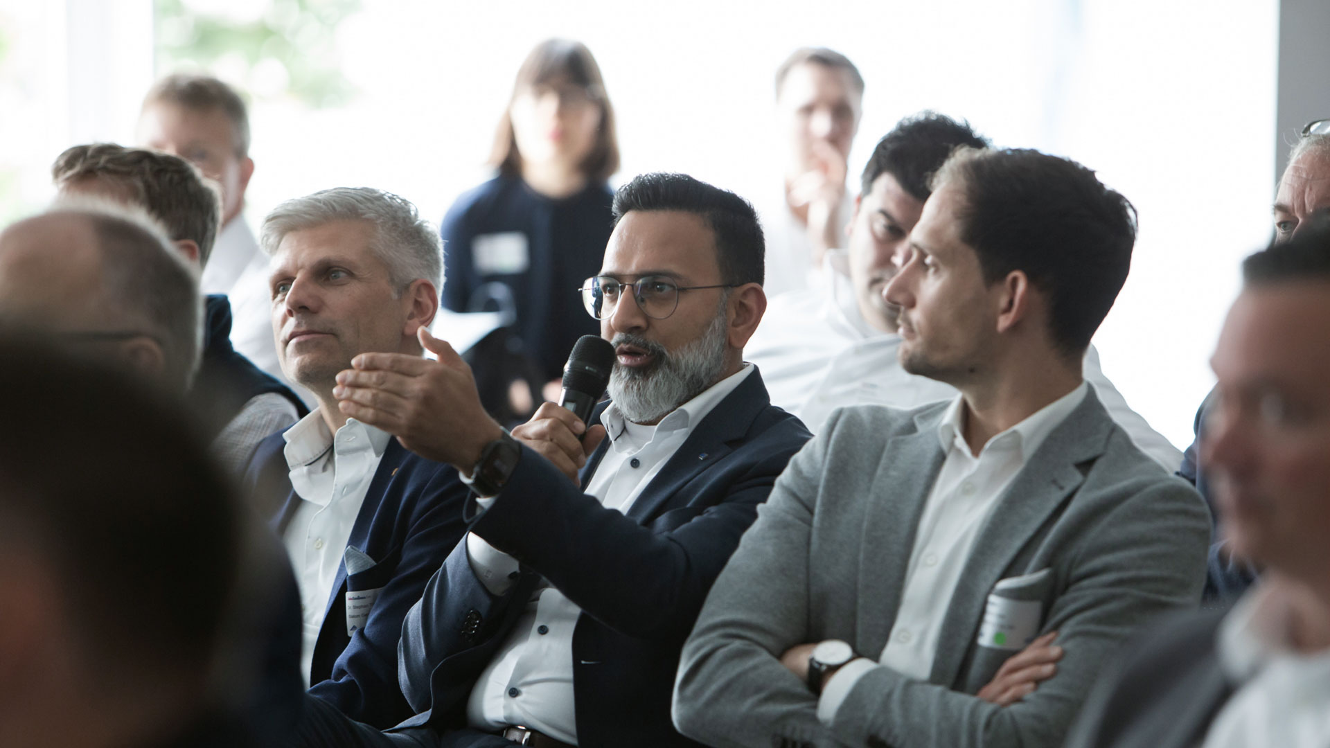 Fragestellender Konferenzteilnehmer im Veranstaltungsraum